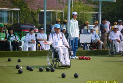 제27회 전국장애인체육대회 론볼 사진입니다. (2007.9)