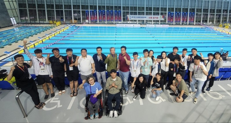 수영선수들이 단체사진을 찍고있다.